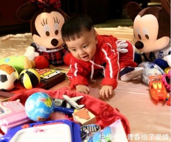 宝宝“抓周”，爸爸随手放下一个“小东西”，一家人笑容逐渐消失