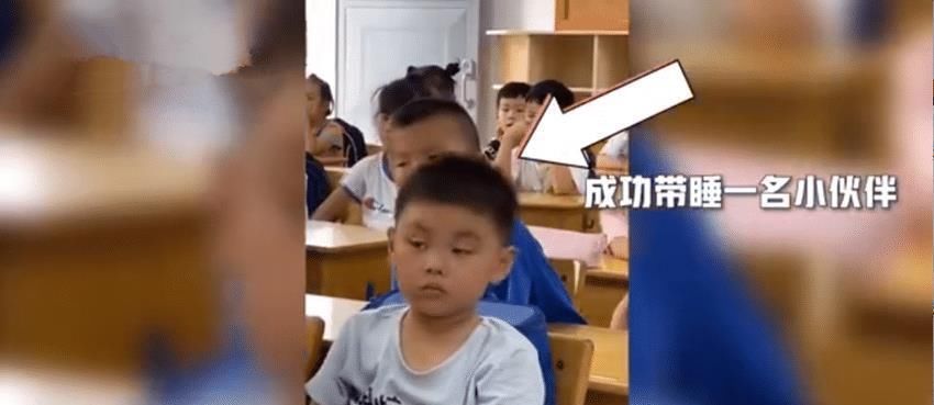 睡眠不足|小学生做眼保健操“卡点犯困”，最终不敌睡意一头倒下太真实了