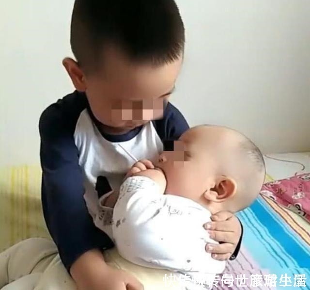 大宝|妈妈去买菜,5岁哥哥主动要照顾妹妹,回家后却发现哥哥嚎啕大哭