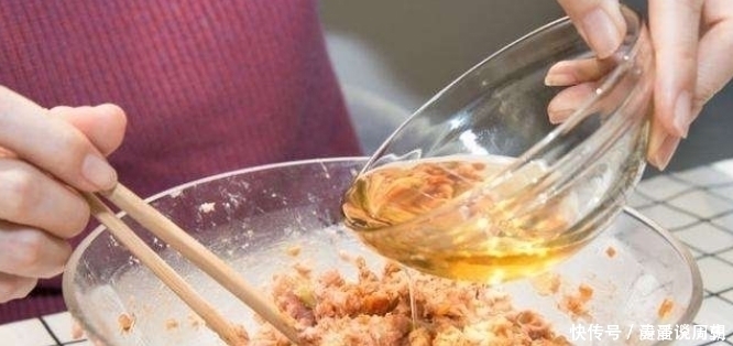 猪肉馅,万万别再加水了!加点它,肉馅不干不柴,鲜嫩多汁又入味