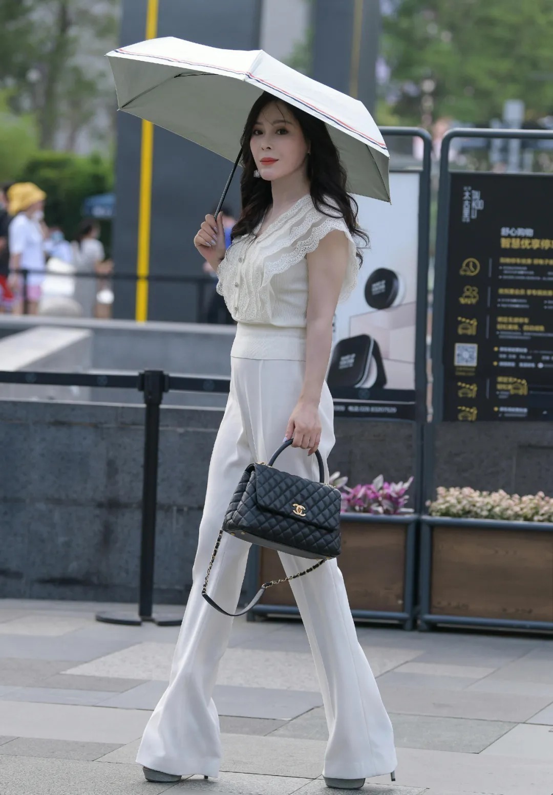 大长腿 小姐姐休闲上衣搭配白色长裤,气质干练又清爽还显腿长