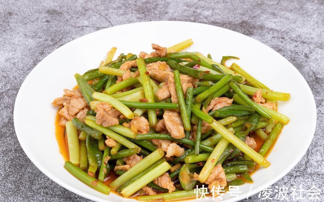 脆嫩|炒蒜苔总是不入味？别再直接下锅了，多做1步，蒜苔爽脆又入味
