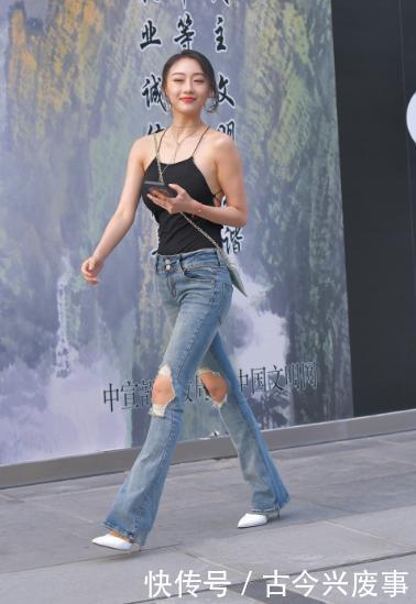 高级女孩 黑色吊带搭配开洞的牛仔裤,设计风格独特,层次感丰富