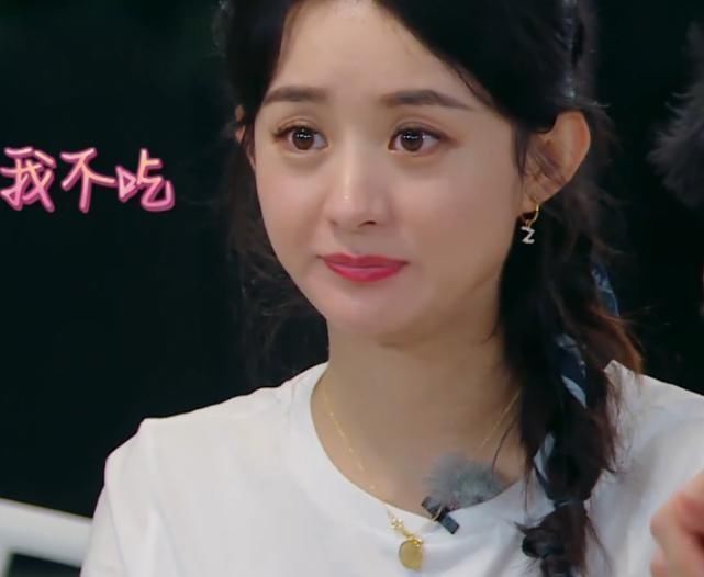 李浩菲 赵丽颖李浩菲吃面条,看清两人的吃相,女明星和艺人差距一目了然