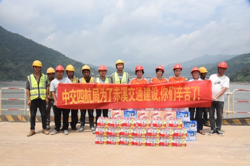 赤溪|你们辛苦了！苍南县公益组织慰问228国道项目部一线工人