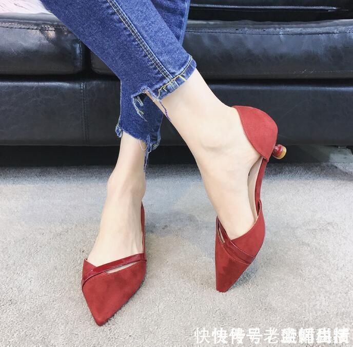细高跟|时尚的尖头高跟鞋小巧玲珑，散发出女人性感迷人的气息