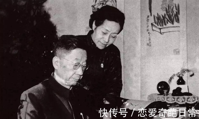 遗体$1966年老舍跳湖自尽,独子守着遗体坐了一夜,从此夹起尾巴做人