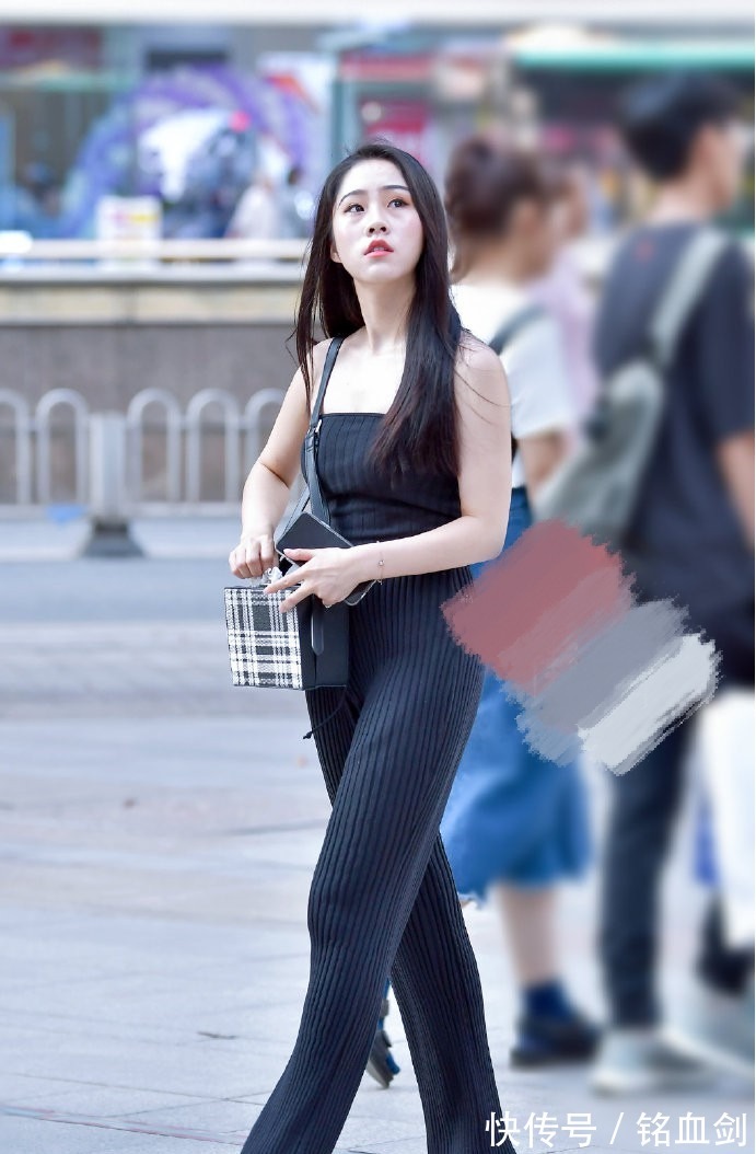 黑色|姑娘，皮肤这么白，就不要穿黑色了，何况还是条个性十足的连体裤