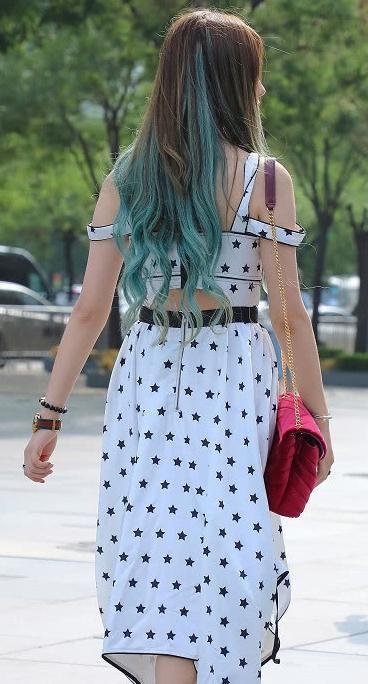 气质|街拍：小姐姐绿发搭配长裙，谁不想要个这样的女朋友？