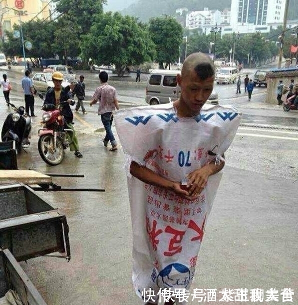 |幽默笑话:妹子失恋了,约同事小李一起喝酒