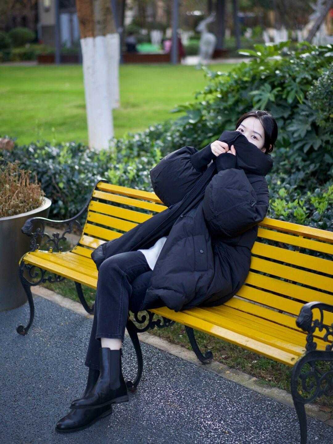 羽绒服 爱美的女人穿羽绒服不配打底裤,这些裤子更时髦个性,你有几条?