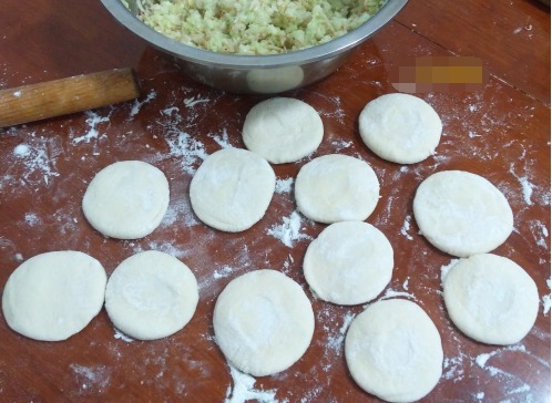 这个包子没有肉却特别鲜，只用俩食材，一个负责香，一个负责鲜！