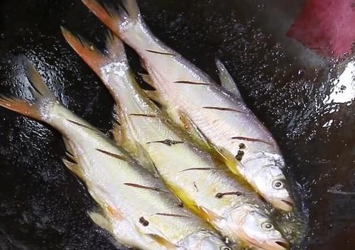 煎鱼|在家煎鱼不是粘锅就是破皮?40年老保姆教你2招,简单又实用