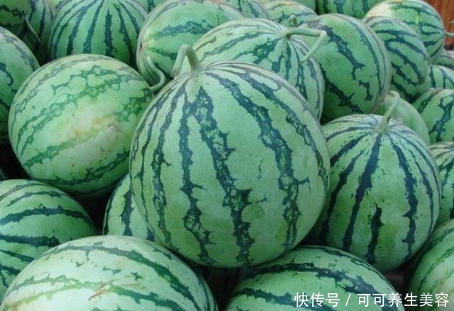 买西瓜别再拍来拍去了,学会看这2个地方,保证挑的个个又沙又甜