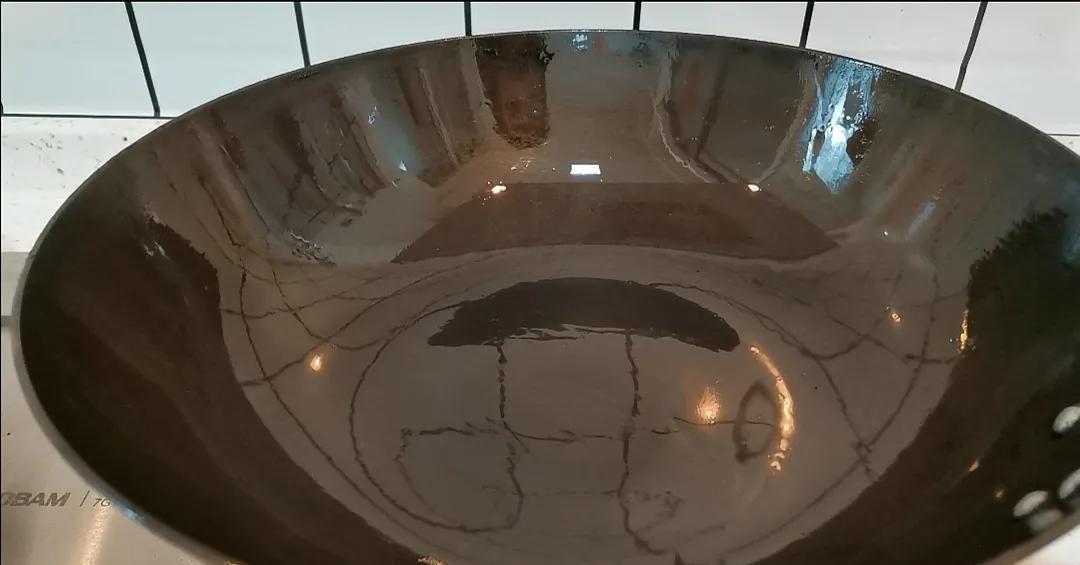 铁锅|铁锅如何快速清除锅底黑垢,一个小妙招,不花一分钱旧锅变新锅