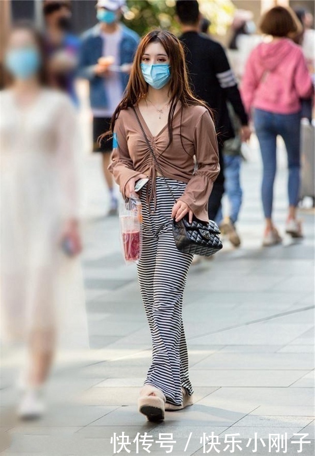 女生们|时尚穿搭,搭配一件长袖衫和运动鞋,让身形变得匀称起来