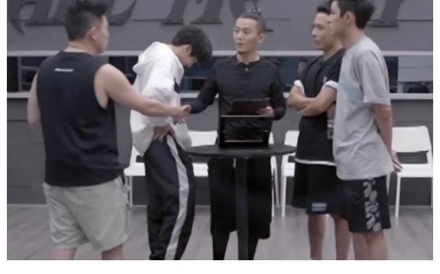 陈辉|《披荆斩棘》3位哥哥被淘汰,两位队长主动离开,实气最低却留下