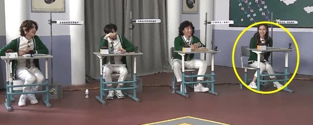 baby关晓彤同时扮学生,两人坐姿看出差距结过婚就是不一样