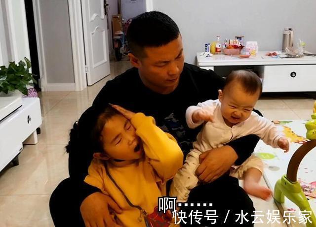 弟弟|大女儿吃醋想让爸爸抱,没想小儿子醋意更大,爸爸能分身多好