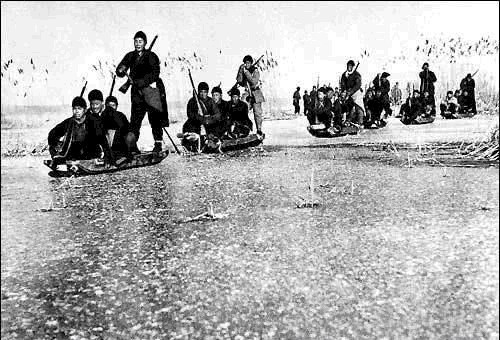 数九隆冬去滑冰:满族习俗的冰上运动——走白冰,原来是走百病