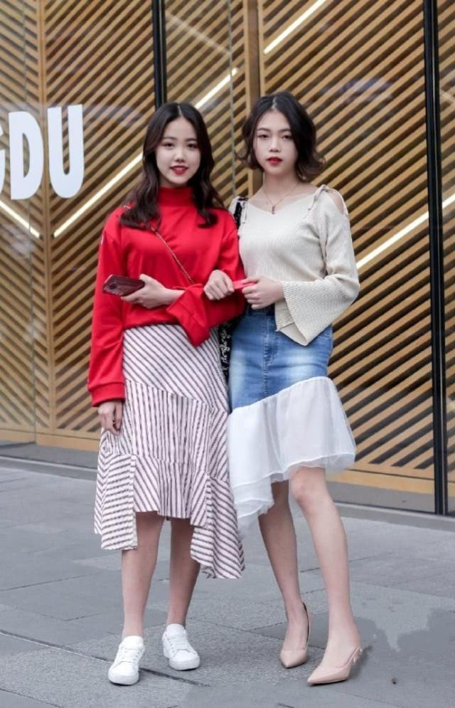 美女|街拍:美女身穿挂脖式背心搭配牛仔热裤,帅气大方还很显腿长