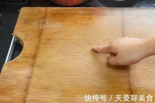 菜板只用清水洗,等于吃细菌,教你一个妙招,菜板干净不发霉