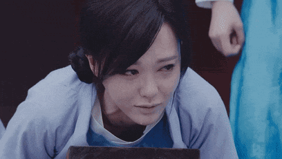 |搞笑GIF：坐地铁时对面坐着一位漂亮的外国妹子，我要搭讪吗