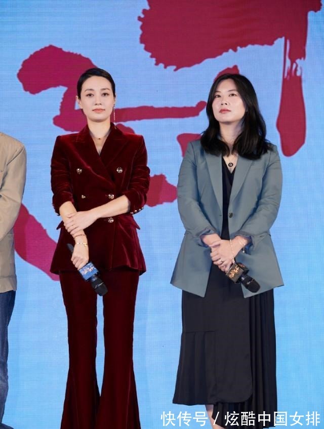 马伊琍终于换掉短发造型, 梳起马尾穿一身红色套装, 耳目一新的美!