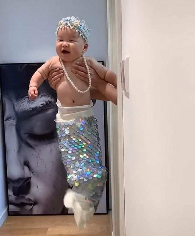妈妈|妈妈将儿子打扮成“美人鱼”,珠光宝气的模样萌翻了,网友人工饲养的