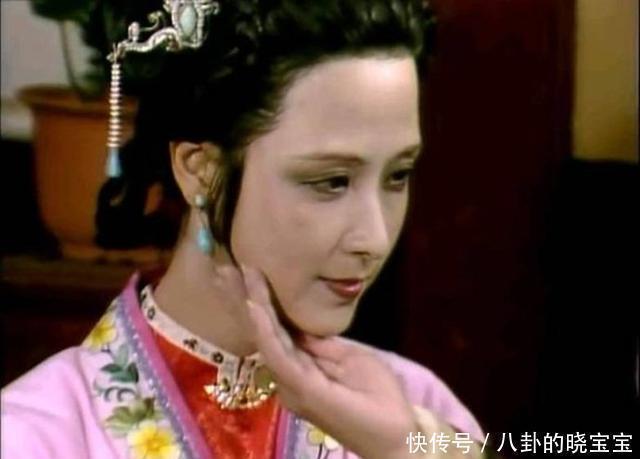 鸳鸯#尤二姐面见贾母,鸳鸯为何要掀起她的裙子?看看尤三姐就知道了