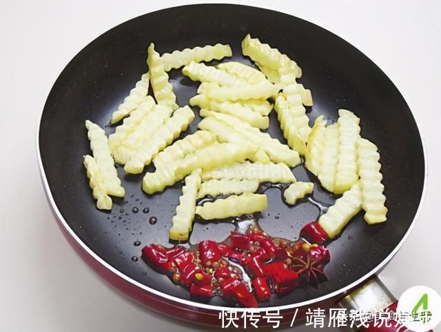 做法|土豆的另一种做法,比炸成薯条还好吃,既是菜又当零食