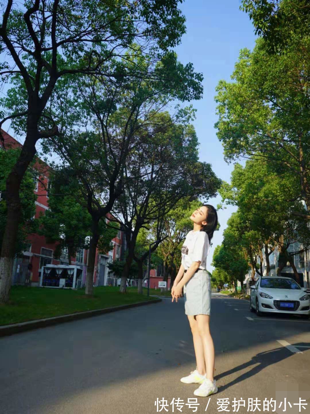 短裤|娜扎穿搭好像学生妹,白色卫衣配短裤好元气,青春靓丽不像29岁