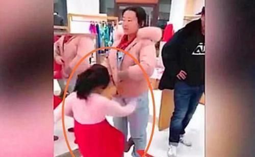孩子|妈妈忘记买饮料,6岁女儿当众对她拳打脚踢,爸爸的做法让人解气