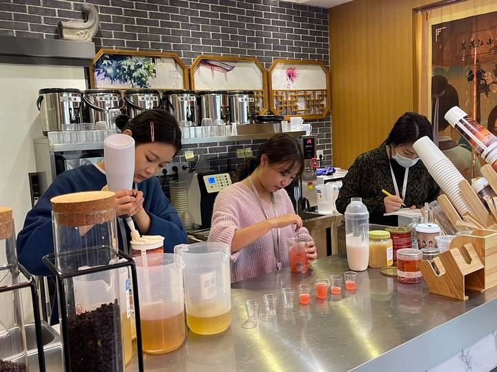 吧台|工位边上就是奶茶吧台，每天都有“喝不完”的奶茶！茶饮研发师到底有多爽？