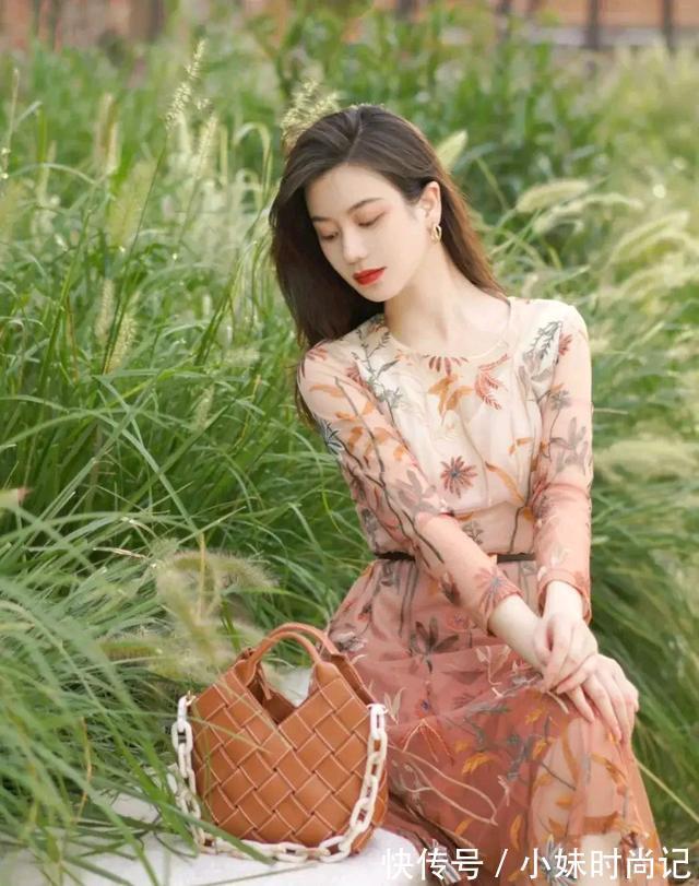秋天|卡其色包身与裙子相呼应,把秋日感拉满,与秋天撞个满怀