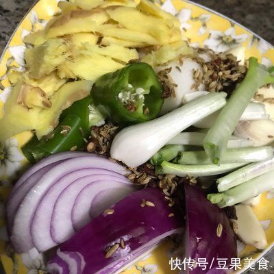 香喷喷热腾腾的炖牛腩 牛腩煲