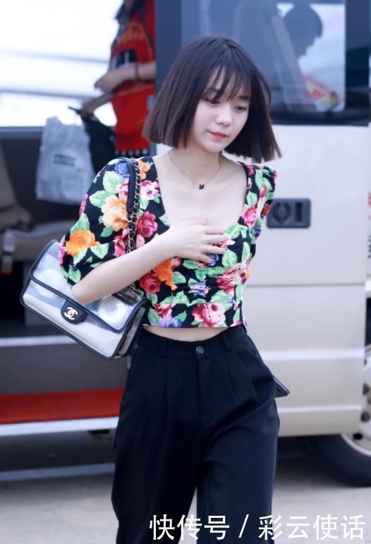 段奥娟瘦了之后穿衣服太好看了吧!白色T恤配条纹衬衫,明艳动人