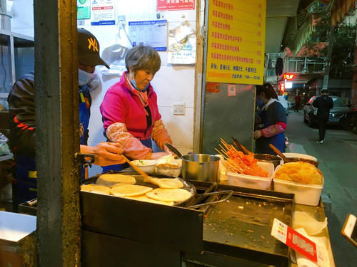 南京新街口有家网红鸡蛋灌饼店，每天都有排队，最贵12元一个