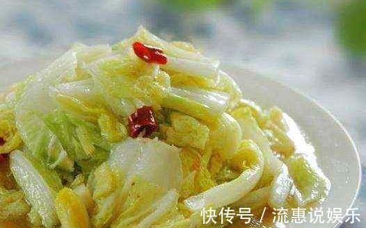 炒大白菜时，千万别直接下油锅，多加这一步，口感脆嫩，更加开胃