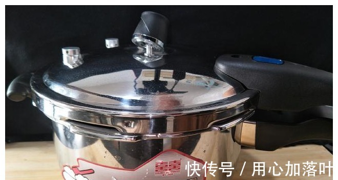 烧鸡|把1只乌鸡扔进压力锅,不放盐不放油,出锅比烧鸡还好吃!