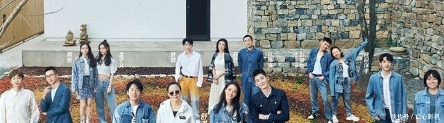 大合照|《桃花坞》第一张大合照上线,张翰站在旁边,只有四个人有座位