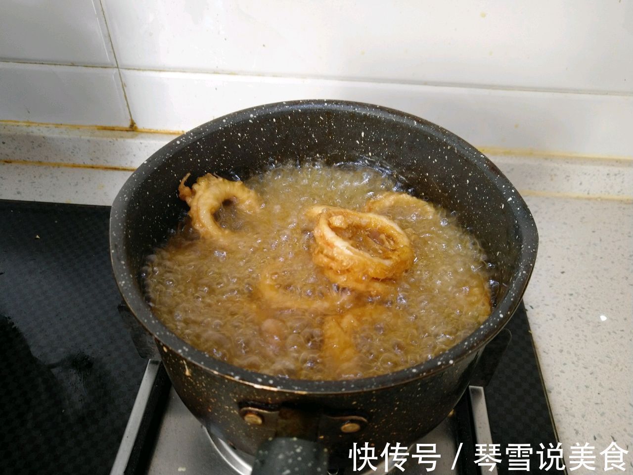 家庭版鱿鱼圈，做法简单，外酥里嫩，鲜香可口，大人孩子都爱吃！