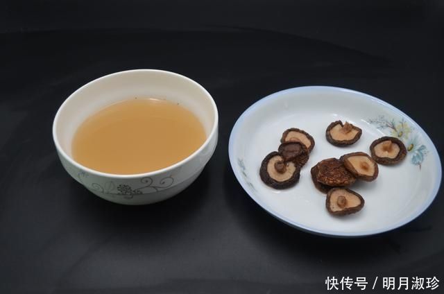 泡发香菇不用直接加水,多做一步,香菇泡得又大又干净,涨知识了