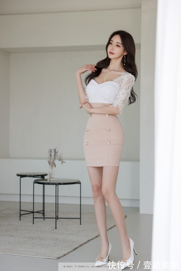 露珠玉|女神孙允珠时尚搭配：晨露珠玉琉璃馨粉婉约斜衩裙