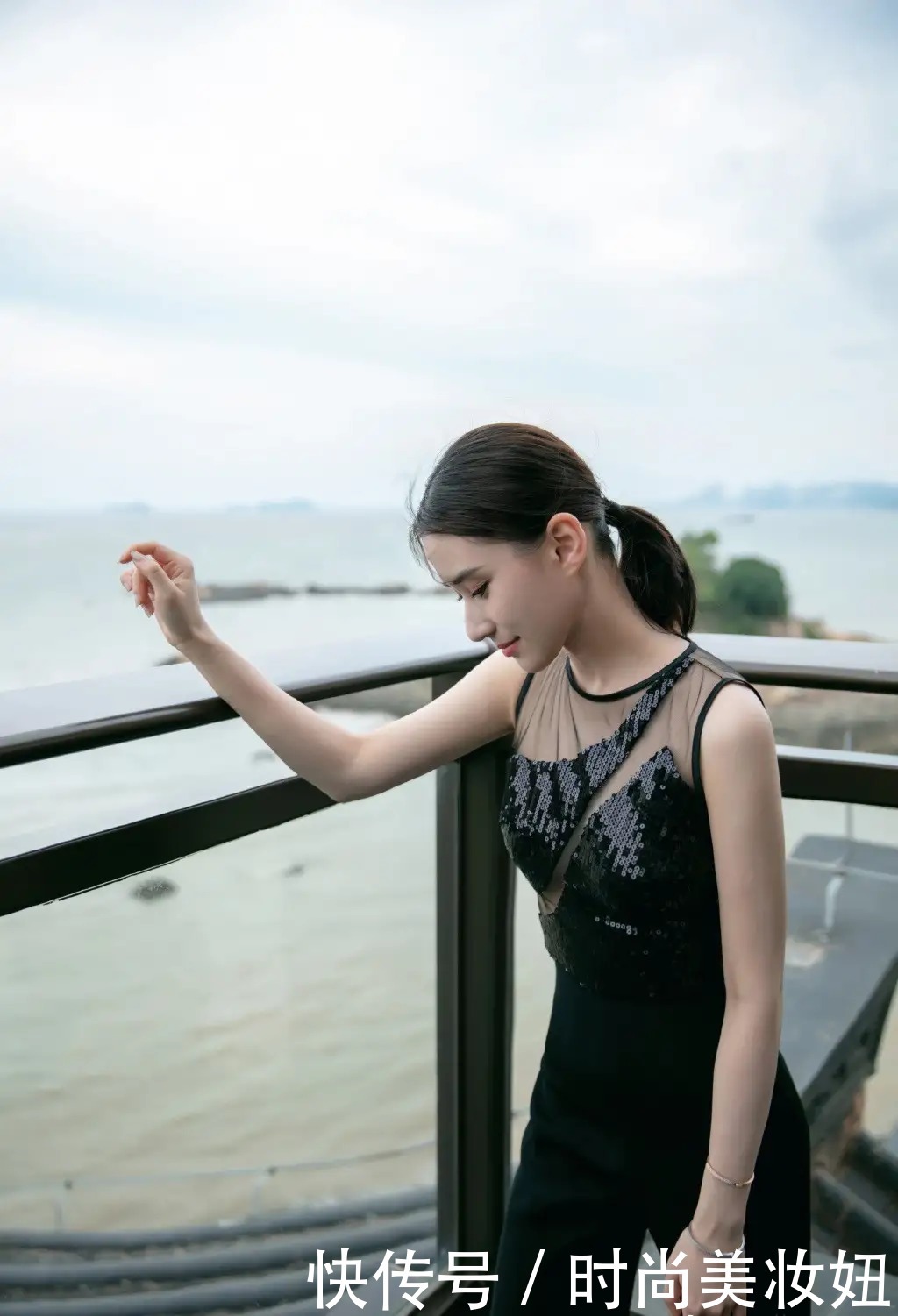 大红色|何超莲到底是豪门千金，同龄人不敢穿的红色裙，她却穿出贵妇范