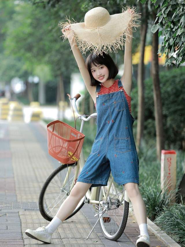 上衣|早秋穿这些就够了!牛仔背带裙+红色条纹上衣,实用又百搭