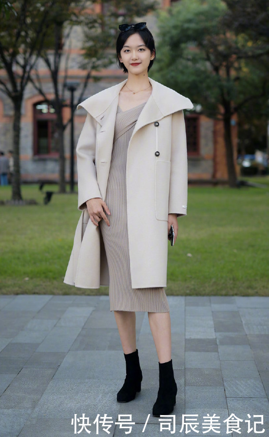 长大衣下面不一定穿裤子,今年冬天流行这样穿,优雅知性提气质