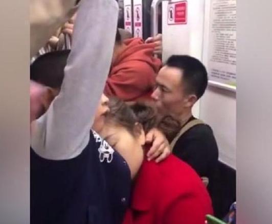 地铁|“地铁小暖男”走红，妈妈太累睡着了，儿子的举动让人倍感暖心