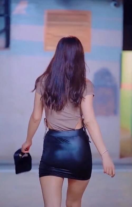 极品 皮裙真有趣,穿出极品身材,优雅时尚太性感!