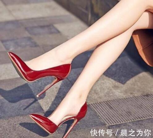 搭配 尖头细脚高跟鞋配上丝袜,展现出优美的姿态,绽放迷人的风采!